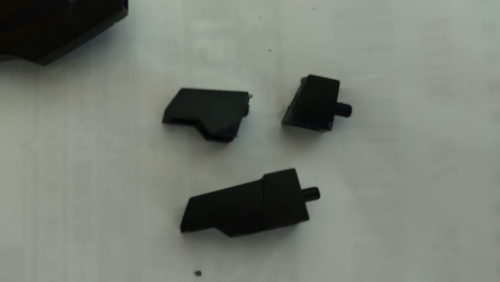 ビームサーベル・ユニットには段差があるのでノコでここを切り離します。