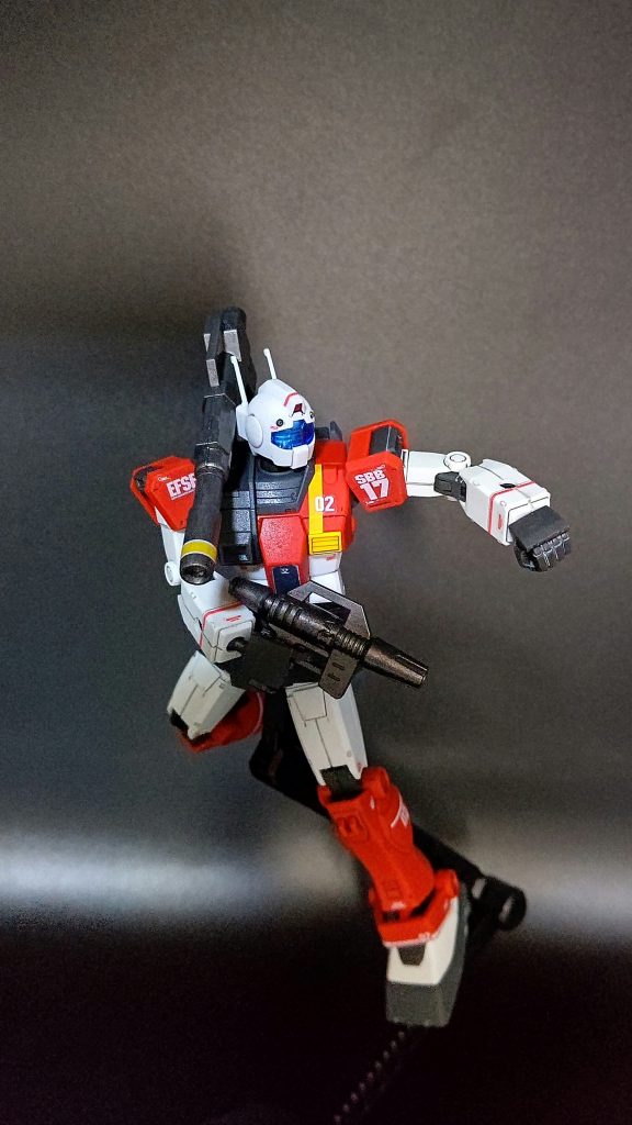 可動域はなかなか。ただ、頭とキャノンが干渉し左右の制限はあります。