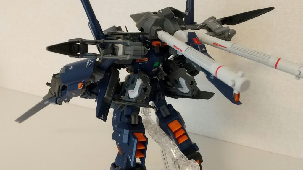 フルドドⅡの三角部分など、かなり肉抜きがあったので、プラバンなどで塞いでみました。最大の改造ポイントはプロペラントタンクの追加です。ビルダーズパーツのプロペラントタンクです。これだけのボリューム＆武装ですから、プロペラントタンクは必要でしょう！あと、写真ではわかりづらいですが、バーニアもビルダーズパーツの造形が細かいやつに代えています。