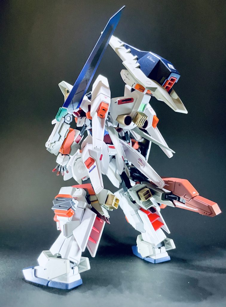 かなりお気に入りの背面です。コアガンのヒールになっていたバーニアを上手く追加バーニアっぽく見えるようにできたと思います。