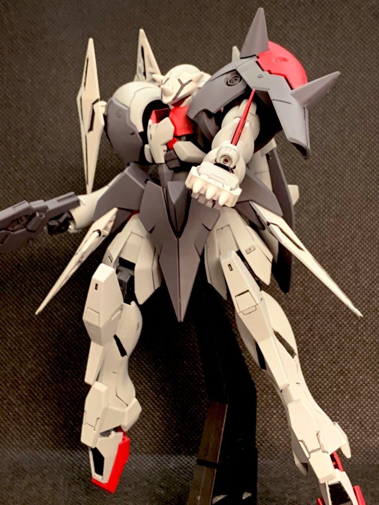 牽制用のGNバルカンと、GNクロー。