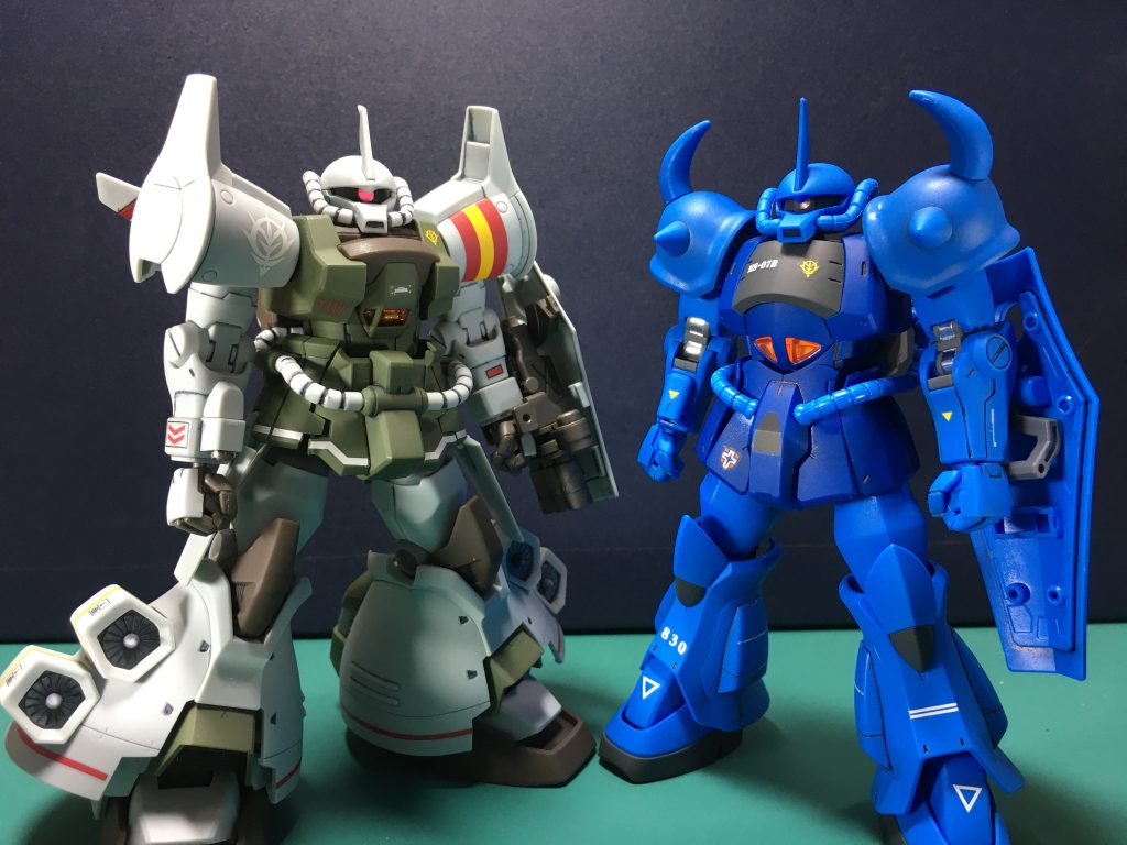 派生機体のグフ・フライトタイプと合わせて。改めて見てみると顔以外ほぼ別物と言ってもいいぐらい違っていますね。 塗装はすべてガンダムマーカーです。シンプルな色使いですが、塗り分けを増やすと逆にうるさくなるかもしれなかったので、今回はパネルごとの塗り分けはやめておきました。本体青=ガンダムマーカー ガンダムライトブルー青=同ブルー黄=同イエロー黒=同ブラックグレー=同メカグレー銀=同シャインシルバー デカールはガンダムデカールのジオニック社製機体用、ザクⅡF2型用などの他、Pooh's Modeling Worksの物などを使用。ジオン機体はあまり作ってこなかったので、テンションが上がって貼る量が多くなります。再販されたイフリート改も到着予定なので、製作が楽しみです。