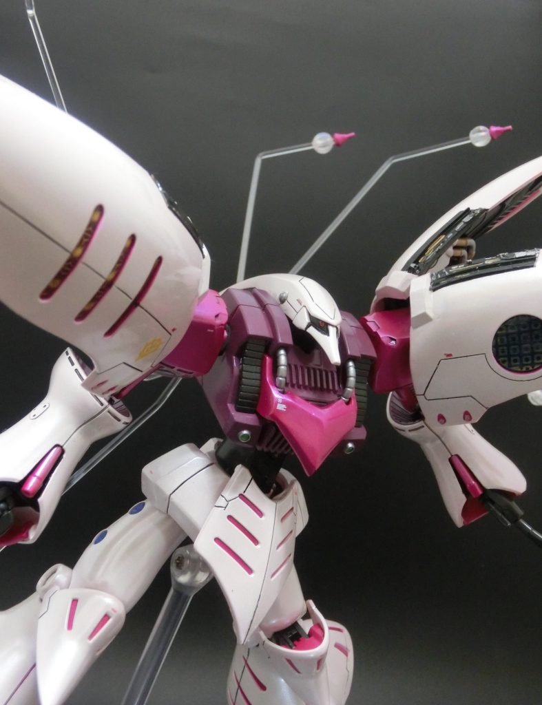 羽?の3本線、丸部分はレジンに100円ショップで購入したシールを埋め込んで作成しました。後で製作写真をご覧ください。羽?の上部はメカニカルなパーツをはめ込み、ディテールアップ。必要なかったかも…