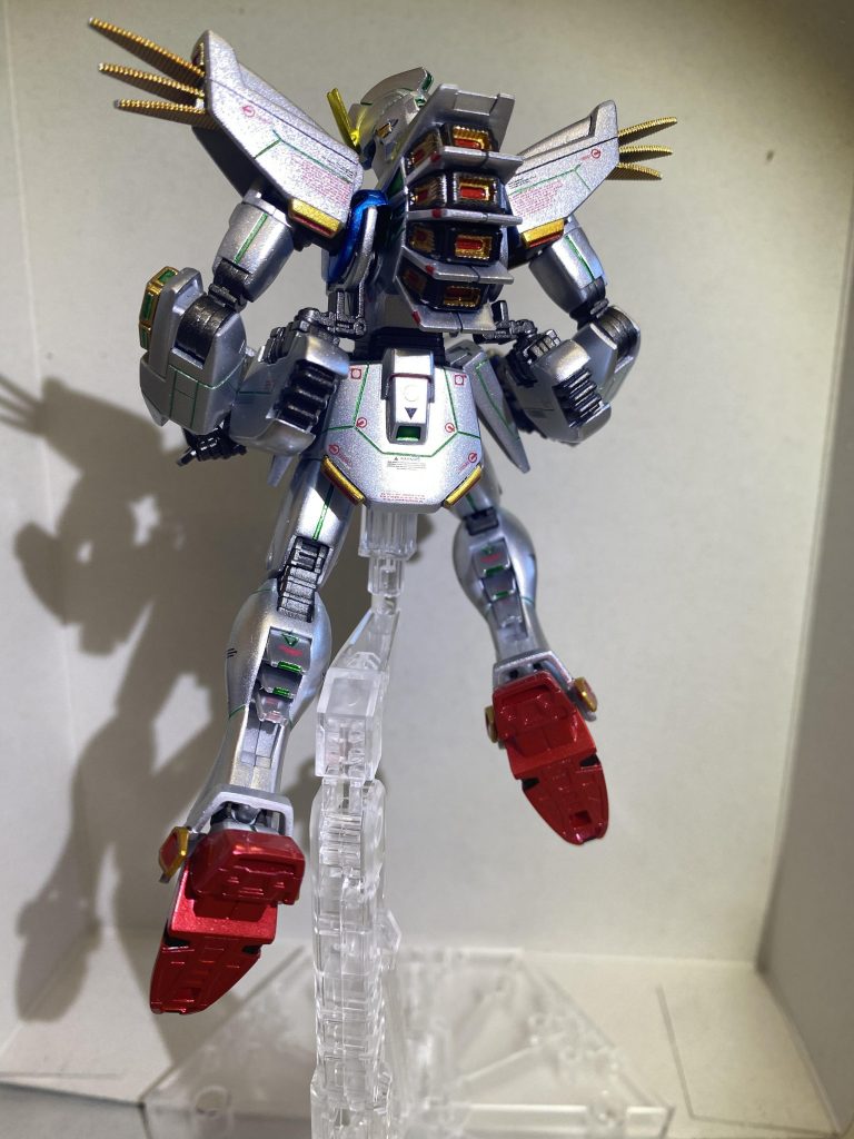 ところどころモールドを追加しました。肩はメタルビルドを参考にしました。