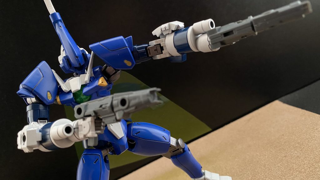 　太腿内に換装用の銃身が内蔵される設定。展開された太腿正面装甲の内側に、換装用の銃身が担架されており、ガンマンの抜き撃ちのようなモーションで換装される。