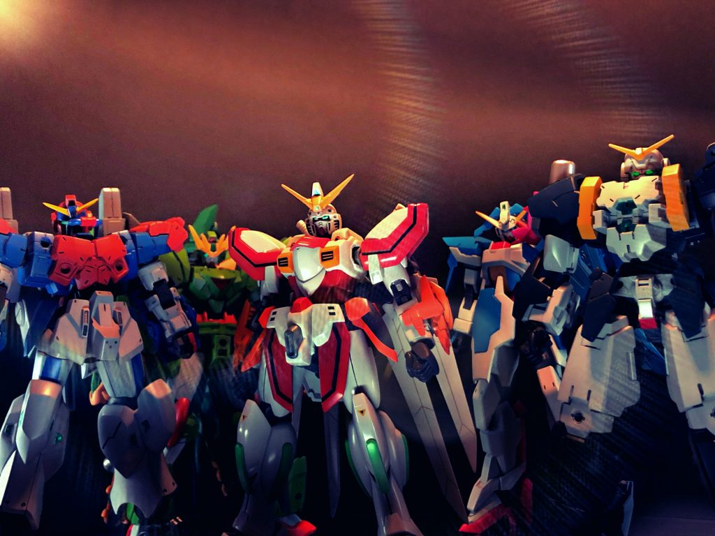 エピローグ4機のガンダムそしてマックスターボ隊のMSは、ボルテックスと共に一つ目のMSとMAに向かっていく。そして一つ目のMSは全滅し、いよいよMA数機のみとなった。だが、破壊されたMA達は赤く点滅し始め、何か信号が送られているかのようだった。そして次の瞬間、破壊されたMAは息を吹き返したかのように再び起動し、破壊された部分が再生していく。そして空から球体のような何かが一つ落下し、球体は変形しMAの胴体と同じタイプのものが腕部になっており、脚部が四脚出現し中からガンダムタイプの機体が現れた。禍々しいオーラを纏うそれの名はガンダムヘッドコマンダー。この機体が送る電波によりガンダムヘッドタイプのMAは再生されていくのでだった。事態を重く見た一行は決断の末、マックスターボ隊と母艦ビッグスターを飛空艇の護衛に就かせ、5機のガンダムで敵を相手にするのであった。5機のガンダムは再生されたMAを相手にしつつ、ヘッドコマンダーの元へ向かうが、MAから放たれるビーム砲により弾幕を張られ前に進め無い状況となる。その時ボルテックスのパイロットから通信が送られると、上空から小型戦艦ゴルビーが現れる。MA達にビーム砲が命中し、攻撃が止んだ隙にヘッドコマンダーの元へ向かうのだった… 戦いは5機のガンダムの勝利。各自コックピットを開閉し、空を見上げる。青年だが表情は大人びており、ある決意を胸に戦うエクスペリエンスガンダムのパイロット。連合軍のエースであり、現状チームをまとめるリーダーのガンダムマックスターボのパイロット。可憐な姿に秘めた闘志を燃やし、変幻自在の攻撃を繰り出すカンフーガール、そして竜を操るガンダム双竜のパイロット。華麗な身の振る舞い方は国を想う誇りの証、花と共に舞うガンダムフルルブルムのパイロット。北の都では海賊だったが、その大柄な肉体を活かしガンダムへ、力の賢者ガンダムボルテックスのパイロット。5体のガンダムが揃った今、一つ目軍団との戦いの結末がどうなるか、それは誰にもわからない。何故ならこれは始まりであり、ここからさらに大きく邪悪なものとの戦いが待ち受けるからである。一行は朝焼けを目に焼き付けるように見た後、ゴルビーへ乗船し、目的地を飛空艇が向かった連合軍ギアナ高地基地へ向かうのであった….次章へ続く…?