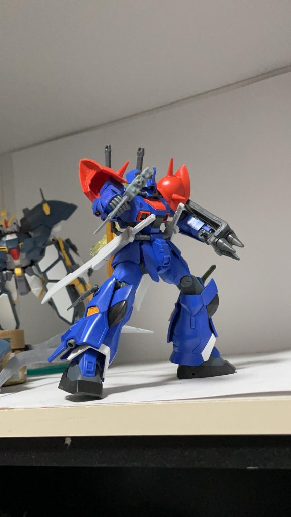 足のミサイルを外して左足にFAGの轟雷のナイフホルダーをつけて右足にはランナー差して30MMの武器パーツのクナイをつけてます腰の3mm穴にM1アストレイの対艦刀を装備。ライフルは貰い物のクーガー(？)のライフルを装備左手にビルダーズパーツのスパイクシールドを取り付けてますわかりづらいですけど頭にHGレーバテインの放熱エフェクトをボルアムについてくボールジョイントでつけてます。  