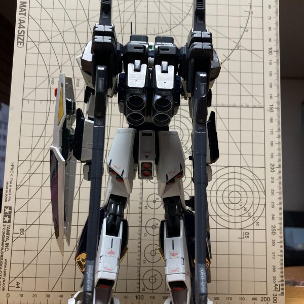 ゼットコンに投稿するため、ガンダムMK-Ⅱの高機動迎撃機を作成しています。いよいよ最終段階のディテールアップです。メインスラスターは塗料がなかったので、車のタッチアップペンで代用して筆塗り。カメラやセンサーは付属のシール。デカールはパーソナルマークのみ水転写を使い、後は78ガンダムverカトキのシールをくどくならない程度に貼り付けました。盾は腕から離れていてバランスが悪く感じられたので短縮加工しました。予備のエネルギーパックが干渉するので取り外し。笑後は完成写真をアップするだけが、背景や照明とか工夫して、なんとか見栄え良く仕上げたいです。（2枚目）