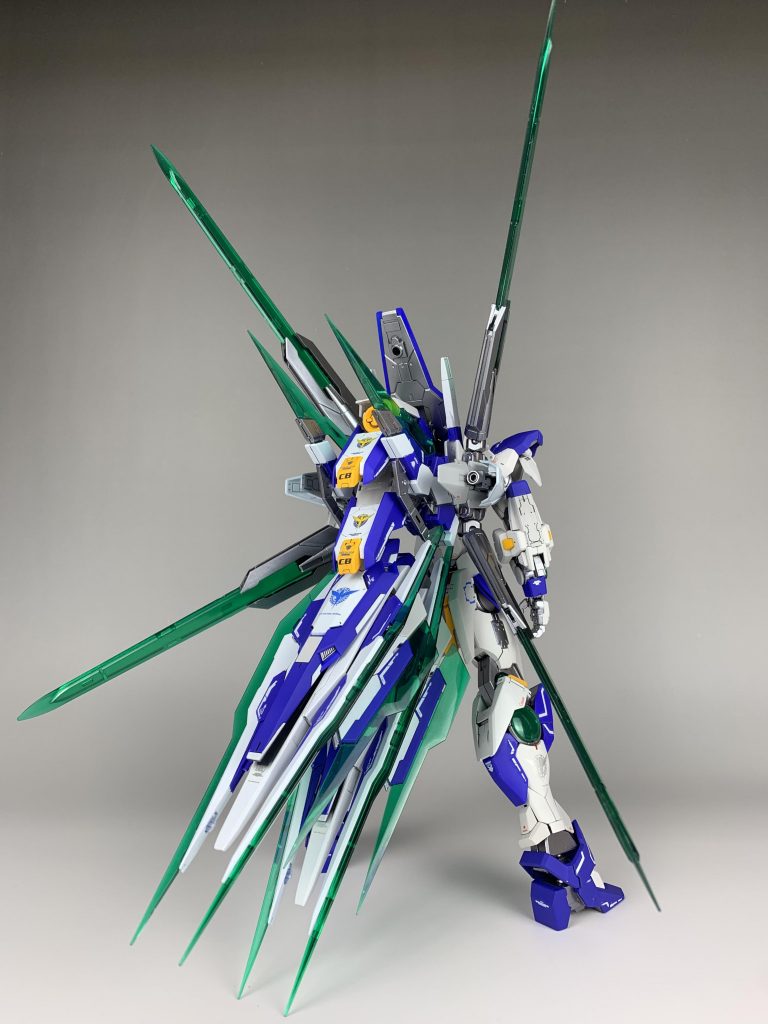 第1形態のバックショットシンメトリーとなったことで機体バランスが安定し、GN粒子を無駄なく使用可能に