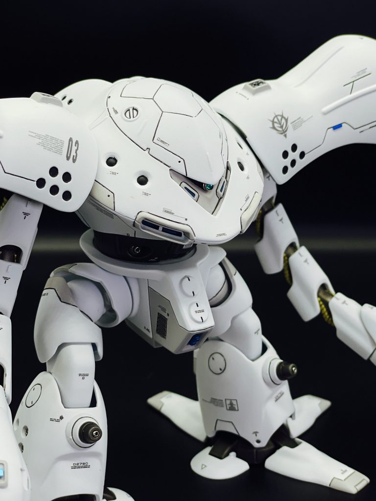 モノアイにSPプレートⅡを使用するのが自分の中の鉄板です。Hアイズのブルーを蛍光ブルーグリーンで塗装しています。メインカラーのホワイトは2トーンに塗り分け。