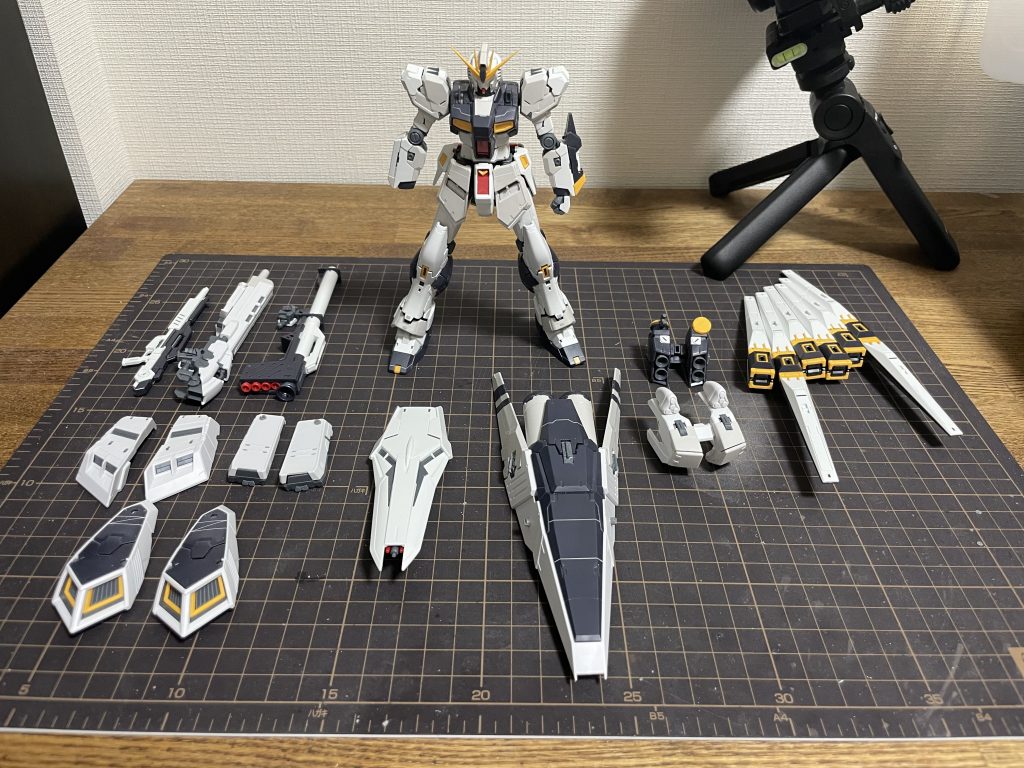 スジボリにてパネルラインを追加。Hi-νガンダムの設定画を参考にしました