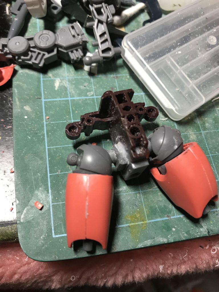 股関節は何かのジャンクからいただいてロールできるように。ココで7mmほど足長になっています。