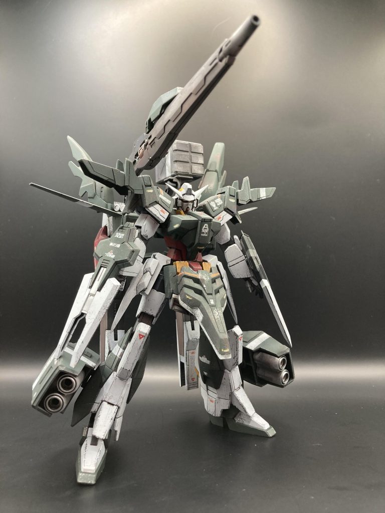 右横 フル装備。ライトニングガンダムの脚が割とAGEにマッチング。フルグランサの肩からハイニューガンダムの肩アーマーを真鍮線で繋いでZZやZIIのように羽っぽくもアーマーな感じがマッチング。それぞれのパーツにはWAVEのマイクロチゼルにてスジボリ追加。ベイガンのどの機体も寄せ付けない火力ゴテ盛り武装〜