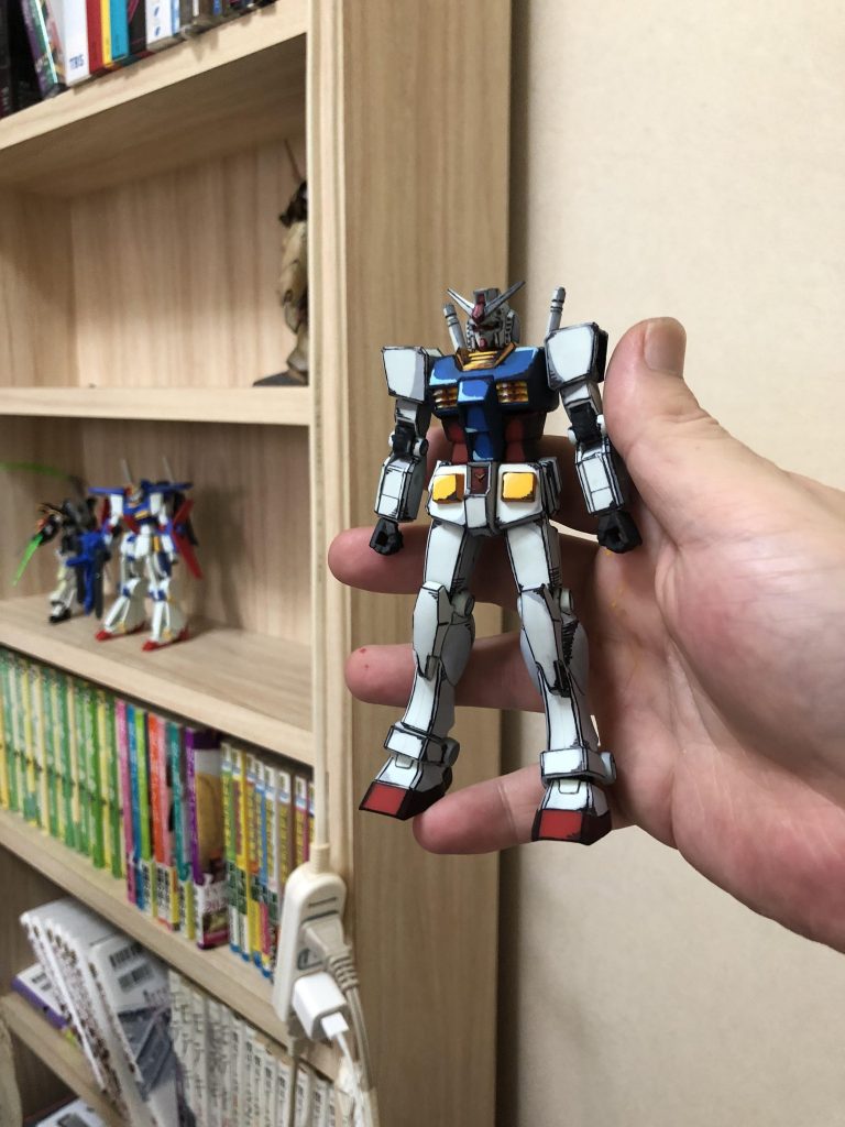 手に持つと作りもの感がすごいです。参考資料が乏しかったので、設定画とか大事ですね。何か改善点などあれば教えて頂きたい！