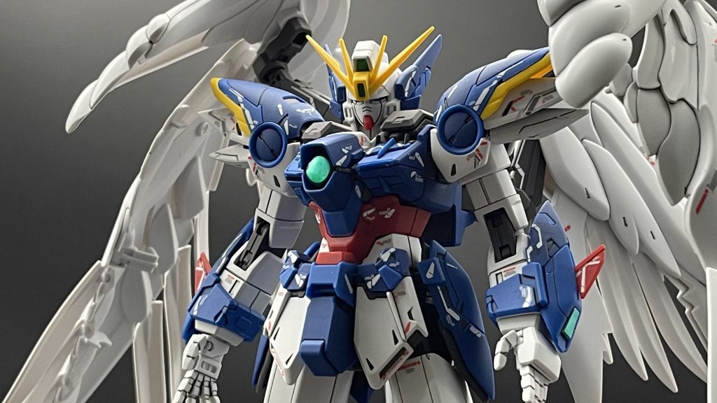 まずは武装なしです。翼が特徴的なゼロカスタムですが個人的にカラーリングも魅力的だと思います。