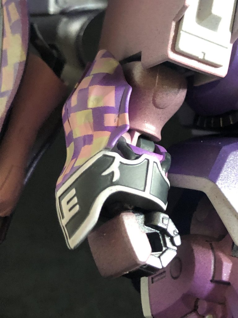 腕部と袖は、丁寧にマスキングして塗り分けました。