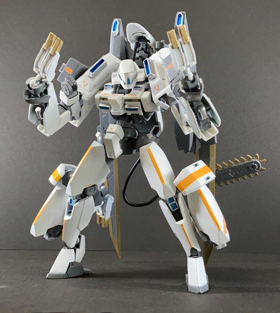 手持ちする装備が無いため、近接時はクローを展開することが可能。