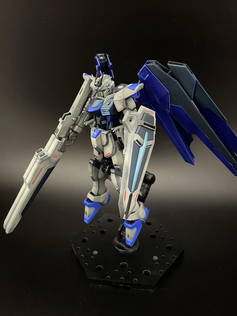 フロントビューカラーリングは元のフリーダムの明度を下げ、青を中心にイメージングしました。