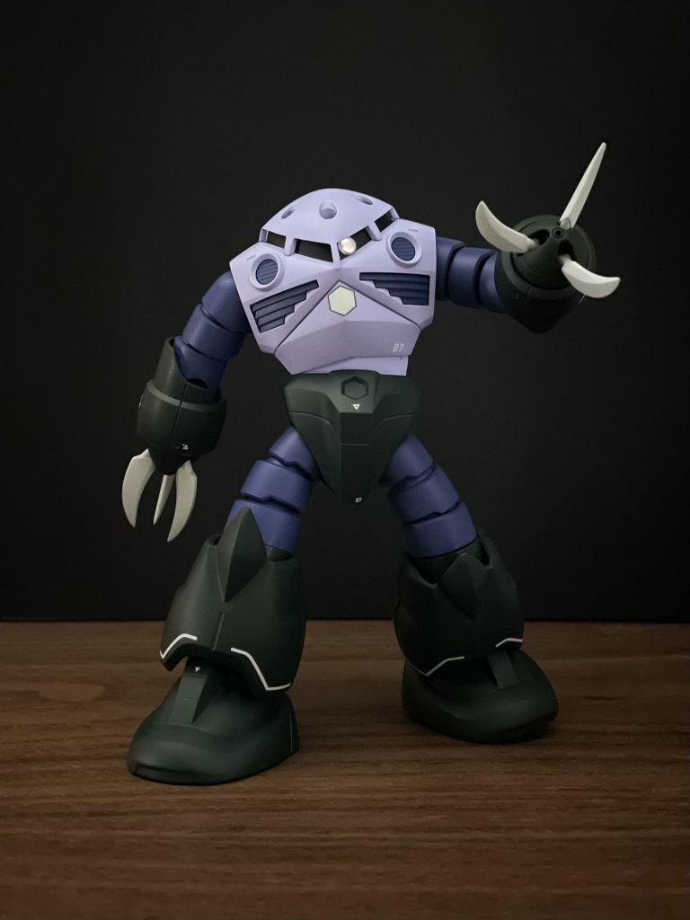 過去に部分塗装で量産型ズゴックを作成しましたが、今回は全塗装で仕上げました。中にはめ込むパーツを先に塗装し、マスキングするなど肩の合わせ目を消すために苦労しました。