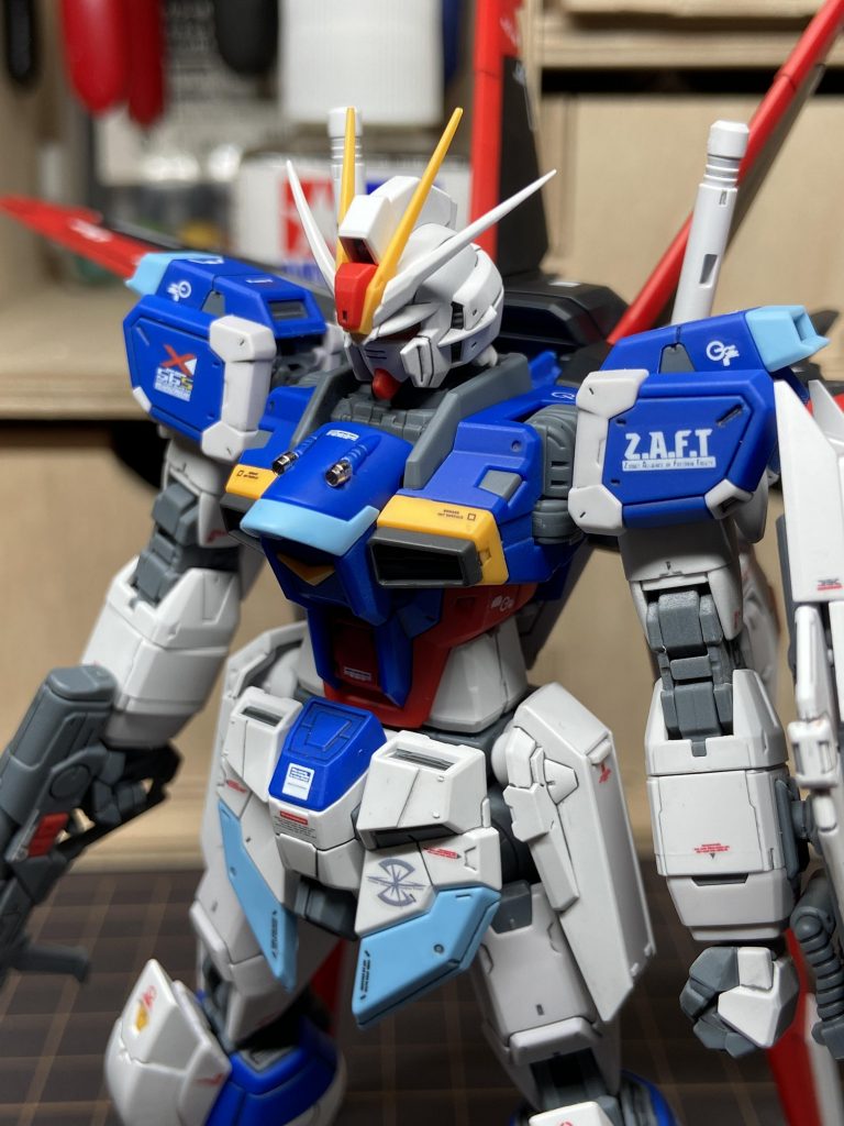 胸部のバルカンをメタルパーツに置き換えています。