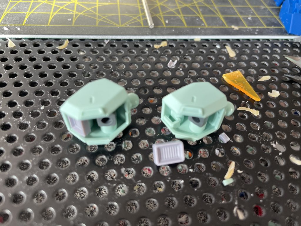 肩(右→左)エルドラ用スラスターと肩、それぞれの干渉部位を切削。保持は塗膜の厚みのみなのでギリギリすぎず緩くなく、という感じの幅にしてあります。