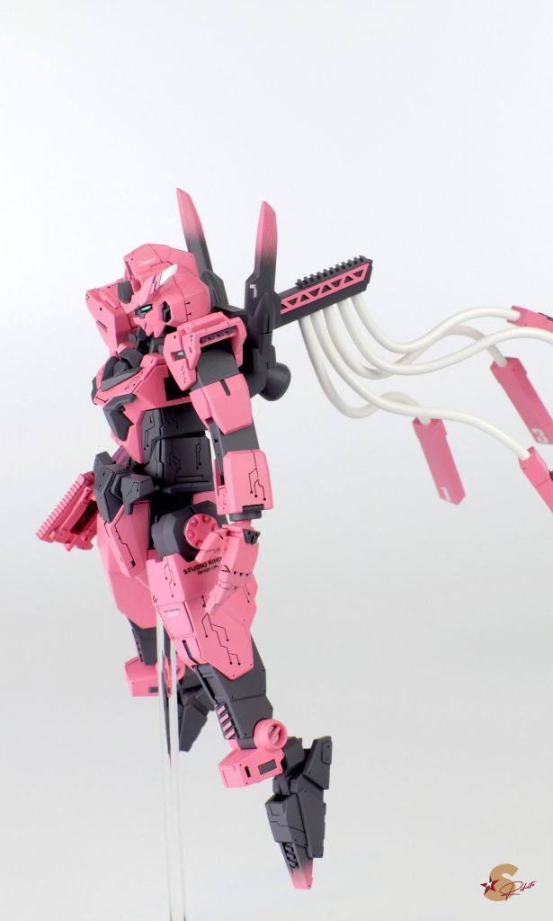 パックパックはPちゃんの予備マガジンハンガー仕立てとしてスクラッチ。ケーブルで接続し、単体でもシールドやファンネルのような役割を果たす優れものという設定です。ピンクのトラス補強フレームはプラ板から自作しています。