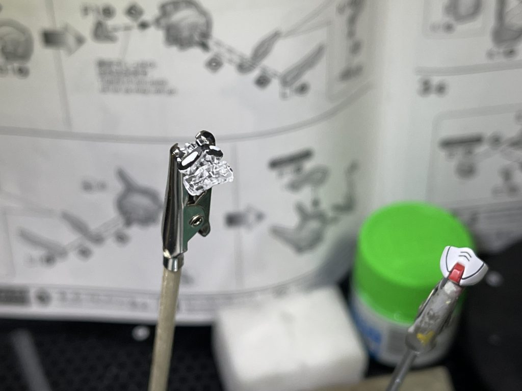 ツインアイはアクリジョンのベースホワイトを塗った後、タミヤエナメル塗料フラットブラックとアクリジョン蛍光グリーンで塗り分けてます。