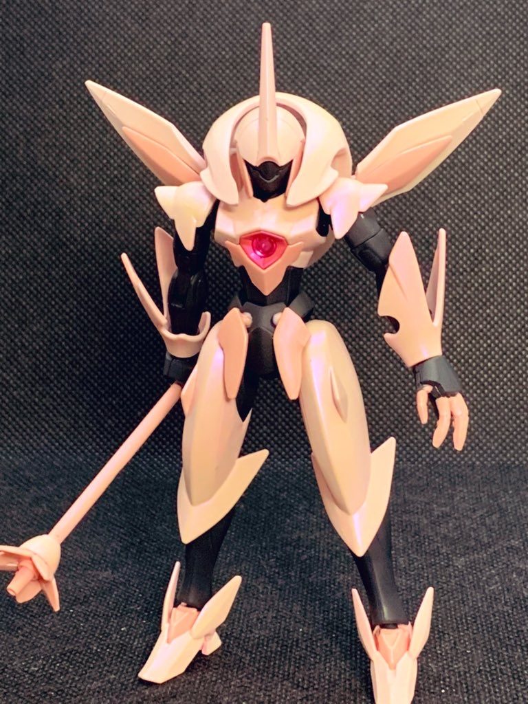 特にいじらず、後ハメ加工を施した程度。フォーンファルシアバトンはランナーを切り出してそれらしく。全体の色は設定画を元にそれらしく調色して塗装、その上から紫のパールと赤のパールを吹いてみた。トップコートはパール部分は半光沢で、グレー部分はつや消しで仕上げ。