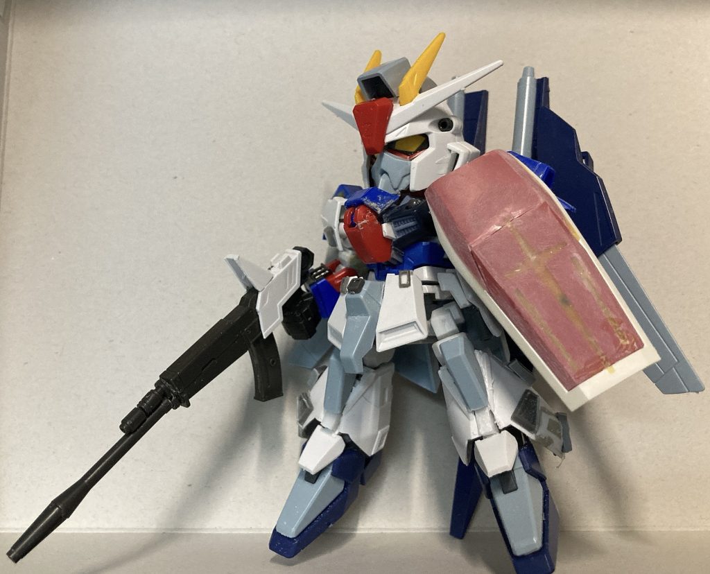 サフ前。使っているパーツがわかりやすいと思います。頭:フリーダムガンダム。フェイスはSDライトニングガンダム上半身:フリーダムガンダムベースに中央部はゼータガンダム腕:ゼータガンダムとダブルオーダイバーの肩脚:ゼータガンダムシールドはビヨンドグローバルのものを加工しました。