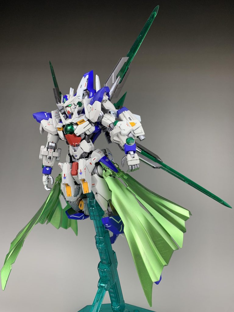 クアンタムバーストを発動、腰部からビームマントが発生する最終形態ダブルオーライザーが可能とした量子化を始めとした超常的な動きに加え、ビームの出力、ファンネルの挙動の正確性などが格段にあがり、並のパイロットであれば姿を捕えることすら困難となるまた、ビームマント展開時にはGN粒子兵装(ファングやビット)をジャックする機能が追加され、敵機が使用した場合には使用不能、最悪乗っ取られる可能性もある最大稼働時間が短いため奥の手の形態である