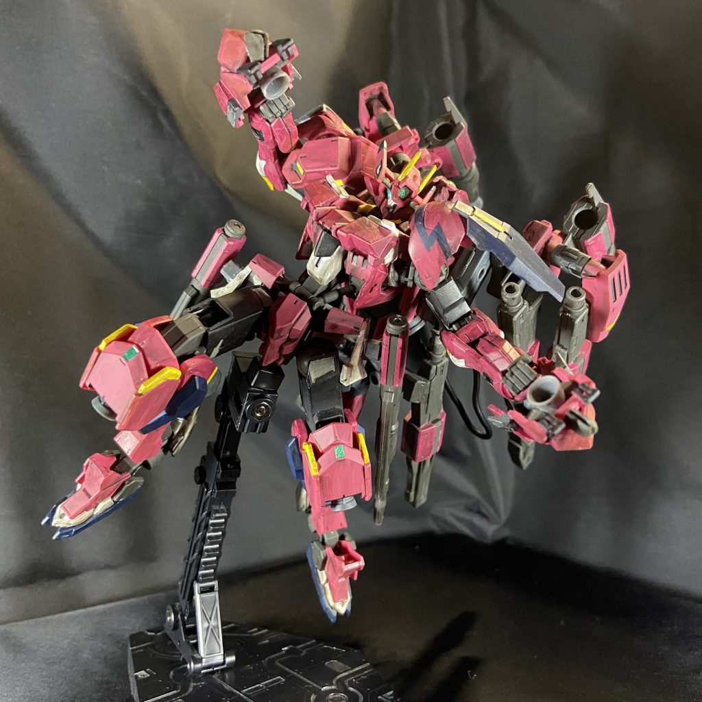 鉄血のオプションセット7のショートバレルを2セット使用し、合計で砲身を8つ装備しています。前腕の前足部分になる装甲を展開することで殴ることもできます。