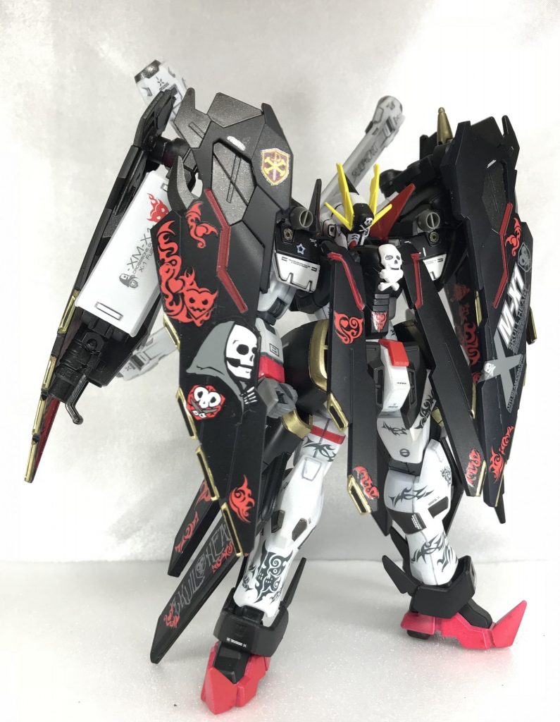 では、何がそんなに手間取ったのかと言いますと、、  クロスボーンガンダムX1-フルクロス。カッコ良いですよね☺️ただ、立体化するとデザイン上、腕を動かすとマントが一緒に付いてくるのでポージングに困る事を解消したいのが一つ。あとは、装備類をどこに収納するか?っとゆう事がテーマでした😠