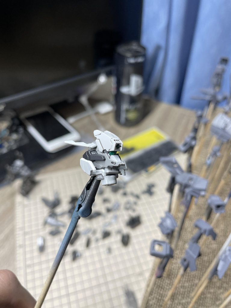 個人的に顔が一番のお気に入りです。ツインアイからモノアイ風にしてます。かわいいですね。コレはミスから生まれた偶然なんですがね。ヤスリ掛け中に目を削ってしまいまして…はい…