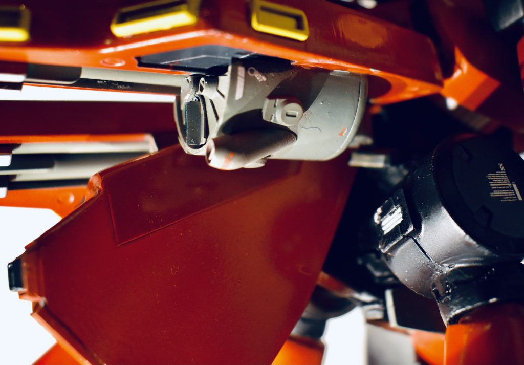 フロントアーマーにはIフィールドジェネレーターが搭載されており、物理シールドと合わせ防御力も格段に上がっている。