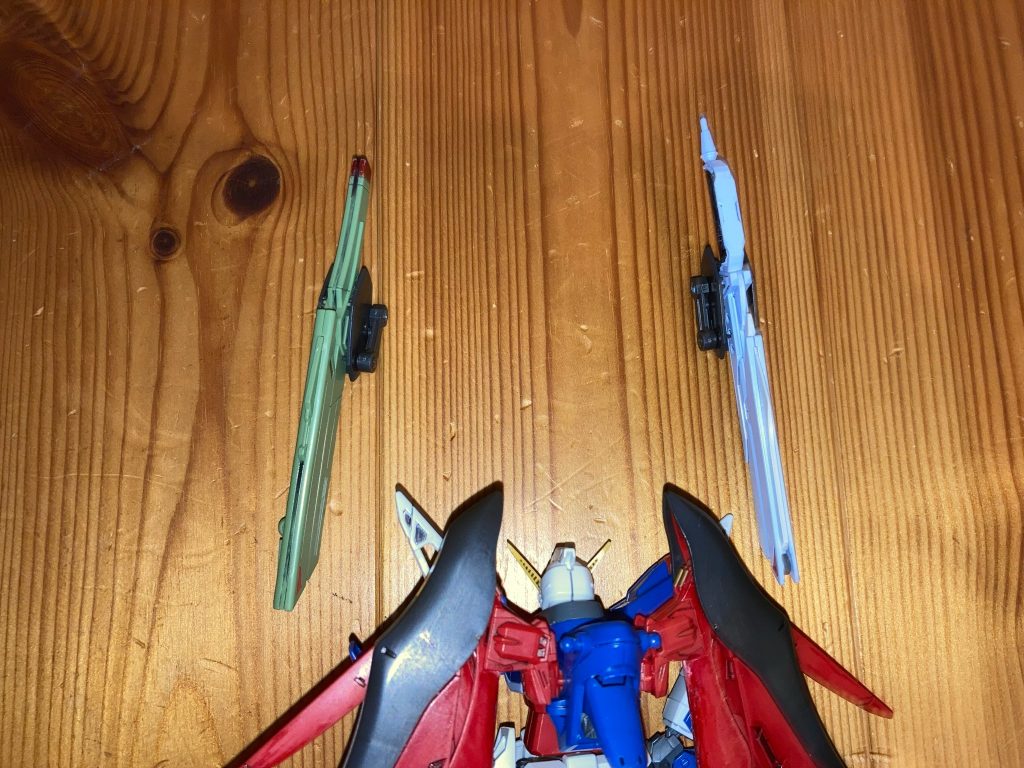 まず左右のウェポンラックを外して、