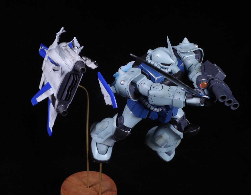 破片は極細真鍮線で固定しています。