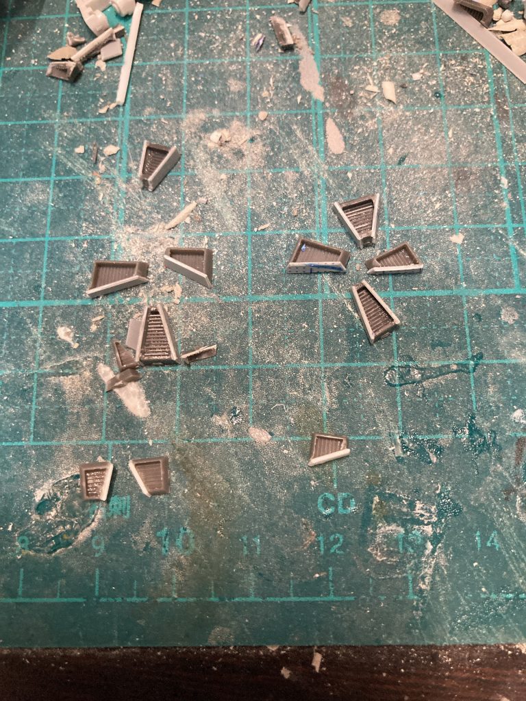 脚のバーニアは市販のものを刻んで、プラ板で蓋をして作成。