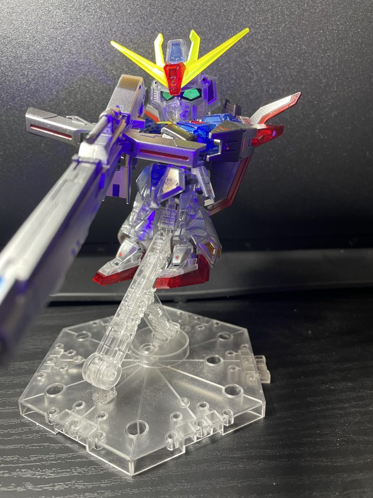 もちろん目は光ります!