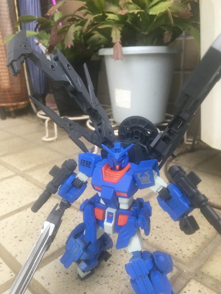 カラーリングはパーツを取り付けた時にＦＡガンダムっぽい感じがしたので、ブルーバージョンをイメージして塗装しました。