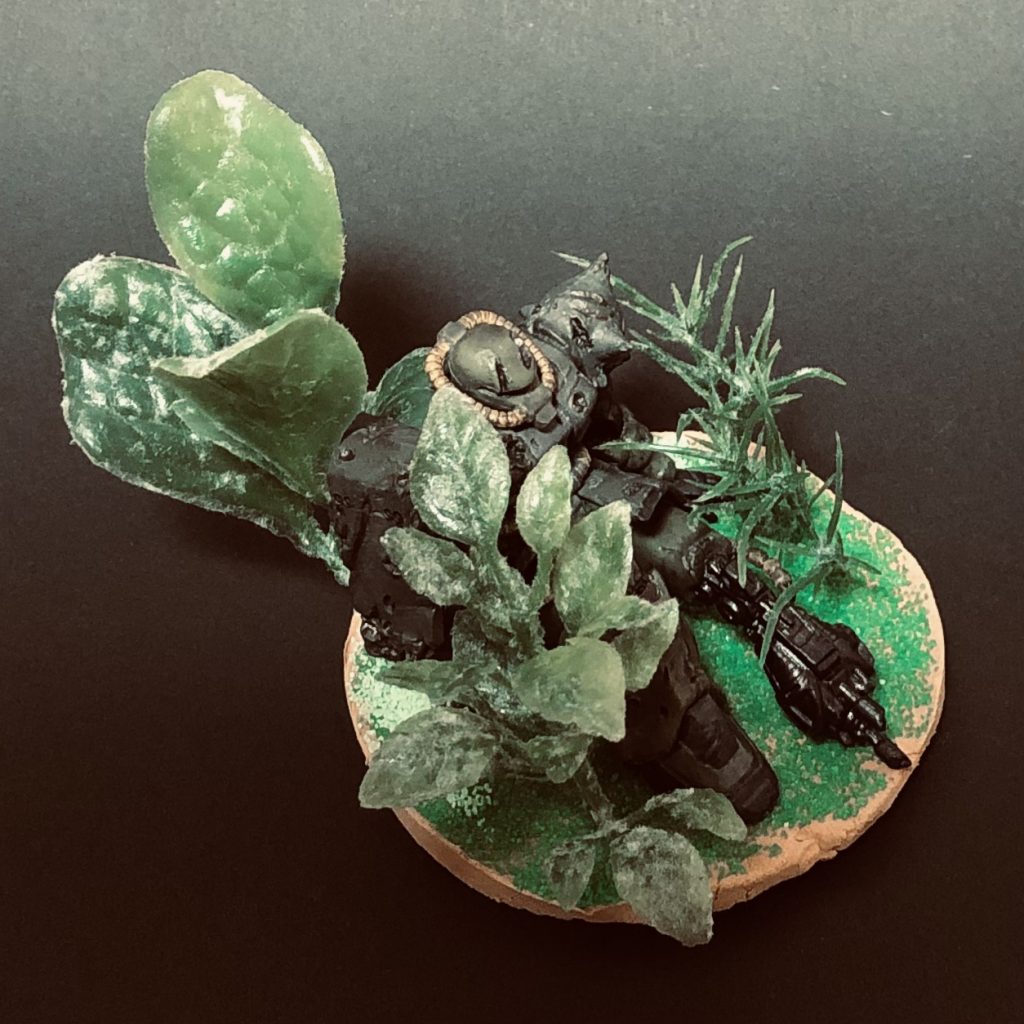 斜め上からコンバンワ!tomです❗️どうしても環境破壊兵器「アスタロス」を形にしたくて作りました!😆一応『ジョニーライデンの帰還』に準じ、旧サイド5の暗礁宙域にて起動実験中の「ザビ家の復讐装置」が事故を起こして...という脳内設定で作製してます。🤔💭土台は綿棒容器のフタに粘土を詰めて成形し、その上に水溶きボンドを塗って100均で買ってきた手芸用の色砂をパラパラ載せて、同じく100均で調達したフェイクグリーンをぶっ刺して作ってます♫🌿🌿🤏😆(次はなに作ろうかな〜😙♪)