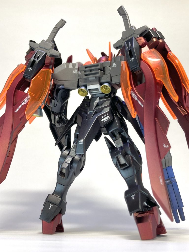 全身をパール塗装してからの艶消し仕上げ。ウィングなど赤い部分の色味が、特に気に入っています。