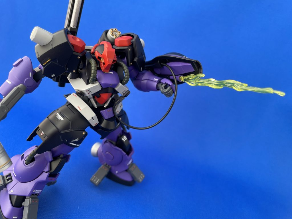 接近戦はシールド裏の固定式ハイビームサーベルで対応。専用ケーブルを用いたジェネレーター直結式の仕様です!