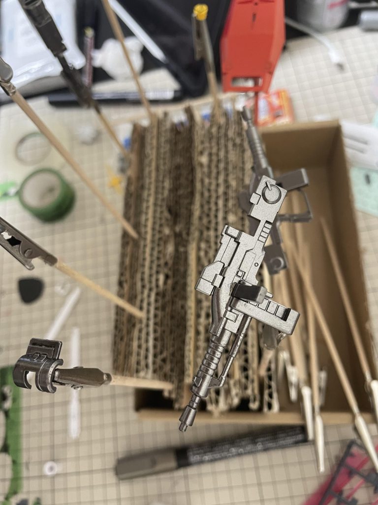 エアブラシシステムで塗ってみた図。パーツを立てるのはAmazonの段ボールを切り貼りして作りました