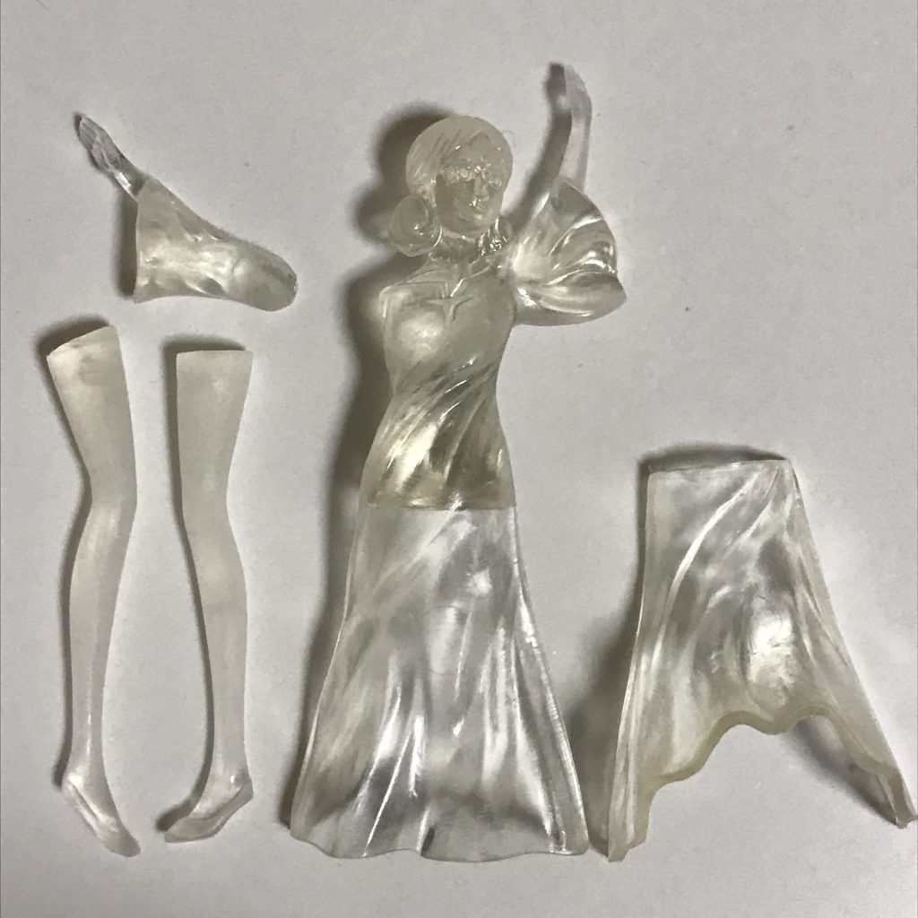 透明プラ(かつ柔らかめの素材)のパーティングライン消しも慣れてきました。たった5個のパーツでできています。スカートに隠れてしまう脚もキレイなラインで造形されており、なかなか感心します(^^)