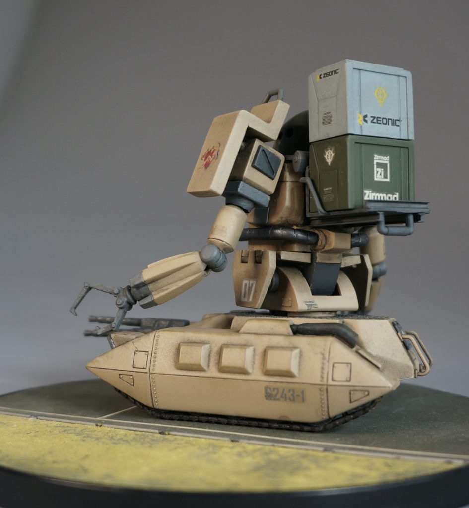 今日は、ジオニック社とツイマッド社の補給パーツが現場に届いたようですね。ザクタンクさんも心なしかうれしそう。