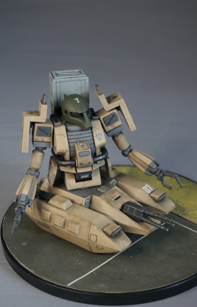 先日、完成品ガンプラ保管用ディスプレイ棚を整理、再配置していたところ、ザクタンクからパーツやデカールが剥がれ落ちているのを発見しました。完成より10年以上の歳月を経て色々劣化しているようで良い機会なので、メンテナンス兼、追ディテール・追マーキング・追ウォッシング・追ウェザリングを行い、リニューアルしてあげました。