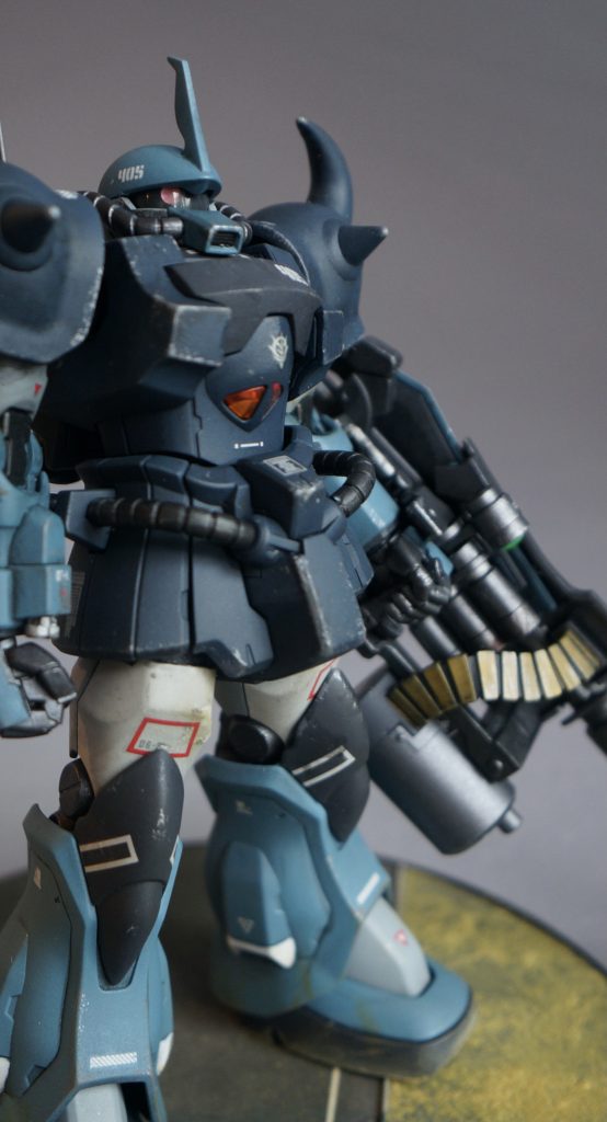 全塗装+デカール貼のあと、Mr.ウェザリングカラー・マルチブラックにてウォッシング、アクリル塗料ライトグレーとシルバーにてスポンジチッピング、タミヤウェザリングマスターCセットにてウェザリングし、ソール周りはパステルで汚しています。ガトリングシールドの給弾ベルトは、ゴールドマーカーで塗り分けました。