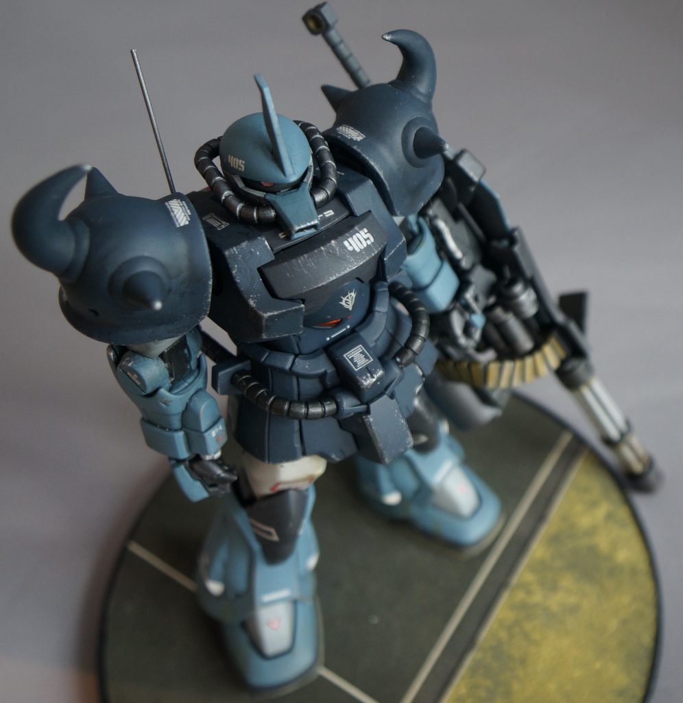 いつもマーキングをするときに、気をつけていることがあります。マーキングはおそらく、前線での整備の際に整備士さんたちに対するメッセージという意味が強いと思われます。なので、現場での整備のことを考えると 整備の際、足場となりそうなところには、「重力下では転落の恐れあり。ハーネス着用の上、作業すること」とか「ここは可動部です。絶対に乗らないこと」等が書いてあるでしょうし、地上スタッフから見やすいところには「流体パルス充填液は13Aを使用すること」とか、「緊急時コックピットハッチ排除レバー・強く引く」とか、書いてあるんだろうなーと妄想しながらそれっぽいデカールを貼っています。