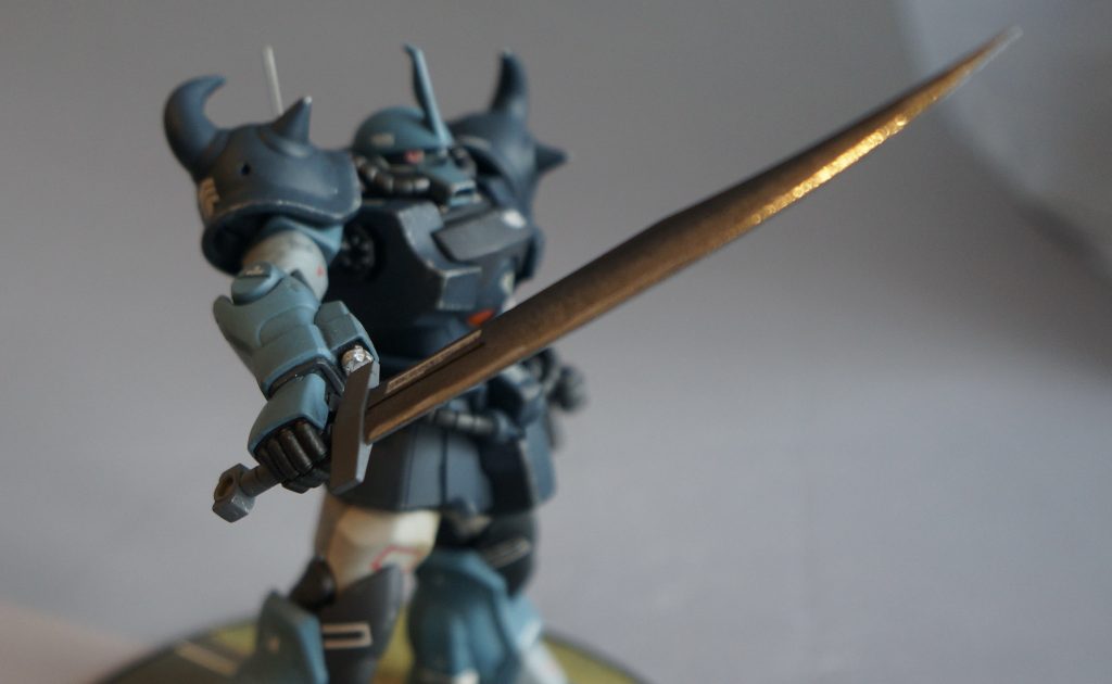 ヒートサーベルは、薄く削り出し、ガンダムマーカーEXメッキシルバーにて「刃」をつけておきました。