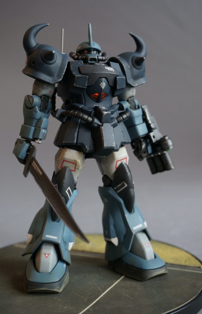 ガトリングシールドを排し抜刀。グフはこれぐらい身軽な装備が良いですよね。3連装ガトリング砲のスコープ部はいったん開口し、Hアイズを埋め込んでいます。